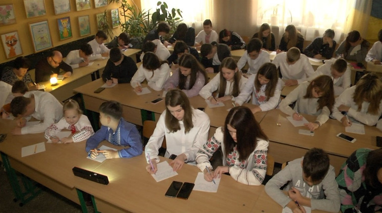 Як у Шостці писали національний диктант єдності без світла та інтернету