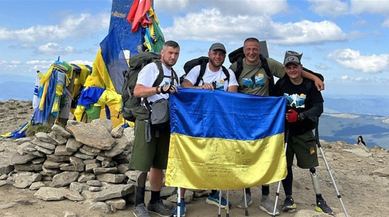 Українські захисники на протезах і з мішками піску на спинах підкорили Говерлу