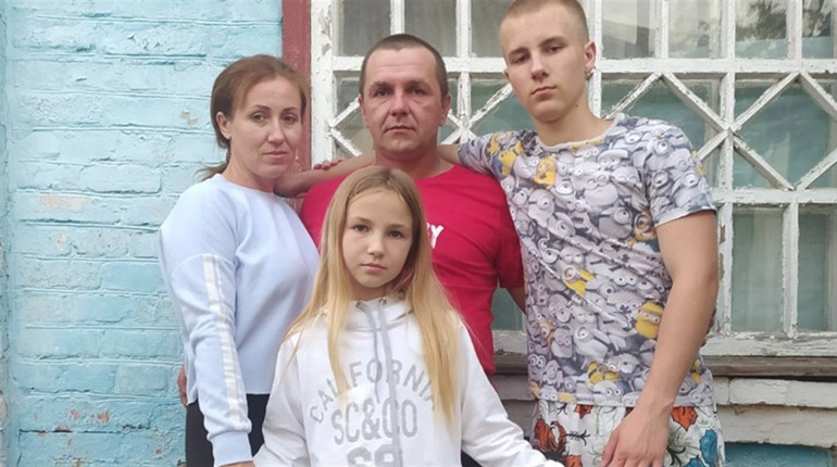 В руках — хрест і молитовник: родина з Борової подолала пів України і знайшла прихисток на Уманщині