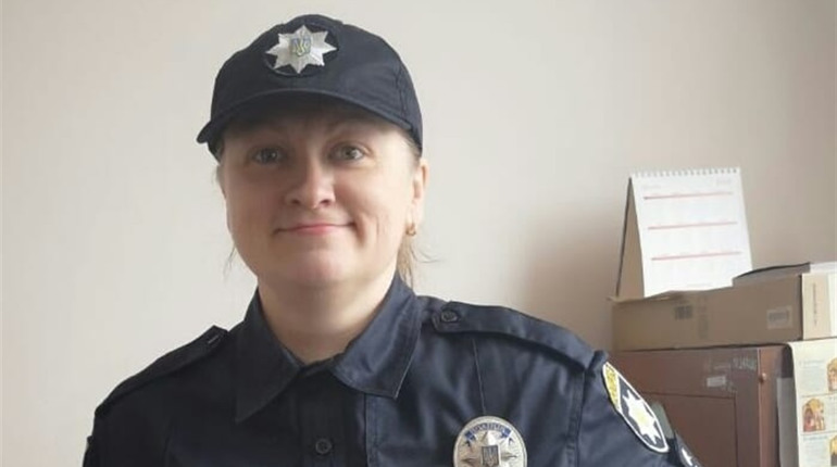 Уже 17 років у поліції служить жінка, яка наслідує діда та батька. Вона – капітан сектору превенції