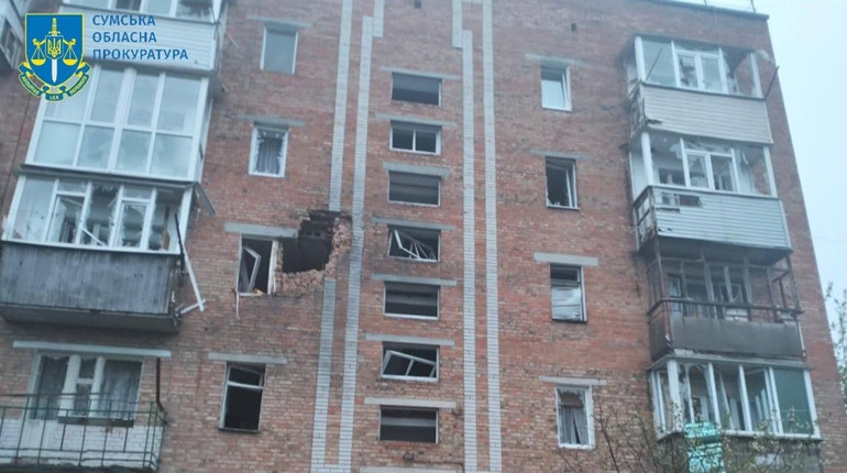 Вночі ворог з артилерії обстріляв житловий квартал Білопілля. Є поранений