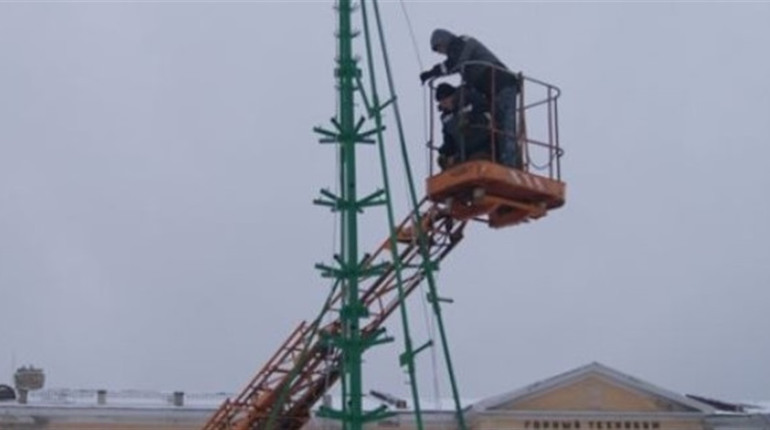 За місяць до свята в Лисичанську встановлюють новорічну "йолку". На фоні згарища