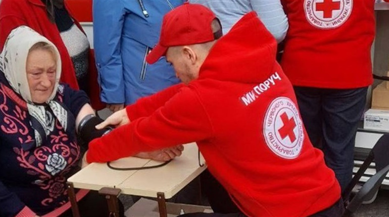У громадах Ніжинщини приймати хворих медикам допомагає мобільна бригада Товариства Червоного Хреста