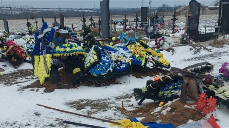 У Петродолинському затримали чоловіка, який пошкодив пам’ятники на кладовищі