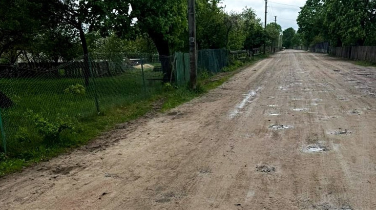 На Рокитнівщині підлітки на мотоциклі вʼїхали в електроопору: 13-річного «водія» госпіталізували