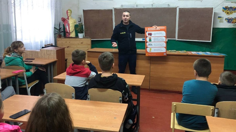 У Дем’янецькій гімназії пройшов «Єдиний урок безпеки»: його учням провели переяславські рятувальники