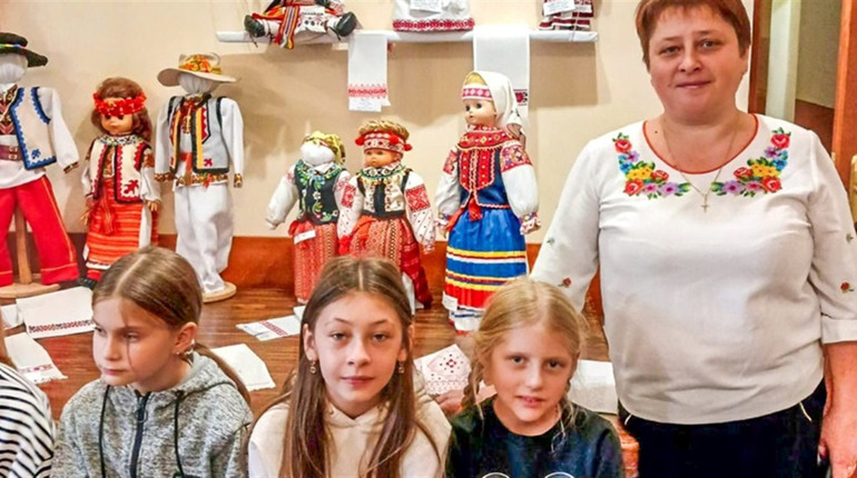 У Кременці діє незвична виставка національних костюмів