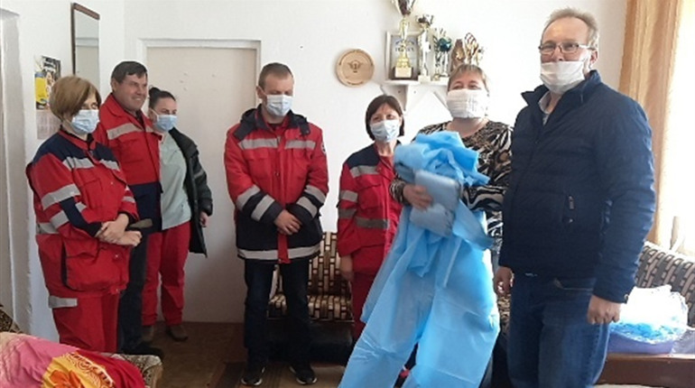 Нардеп Віктор М'ялик втретє передав допомогу медикам Володимиреччини. Це - маски та костюми захисні