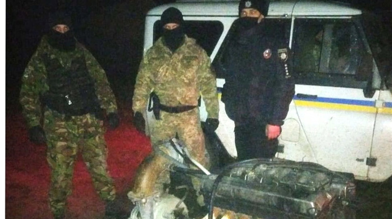 Погрожували поліцейським і перекрили дорогу: на Сарненщині нелегально видобували бурштин