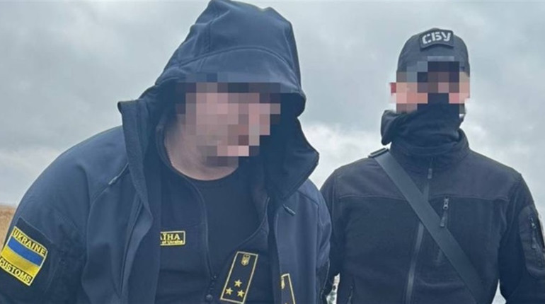 Інспектор Одеської митниці допомагав за відкат вивезти з України декілька мільйонів грн