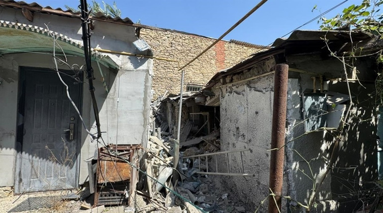 На Херсонщині окупанти завдали ударів по критичній та соціальній інфраструктурі, житлових кварталах