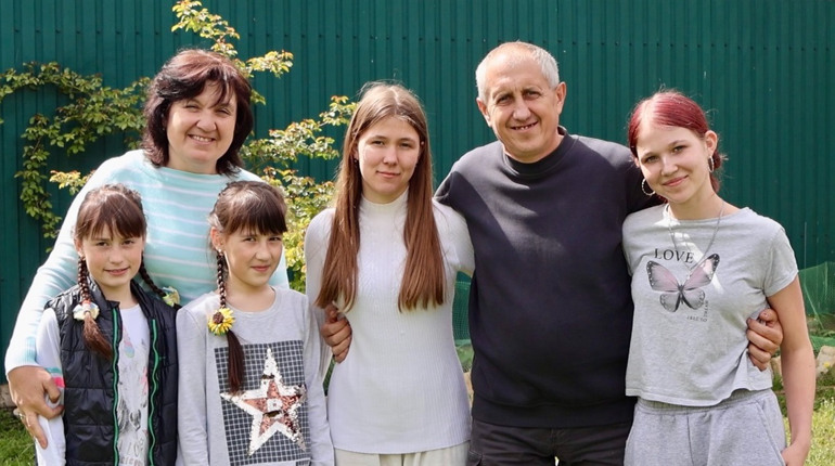 «Мама, дівчата, кішка і тато в нас один»: сім’я з Березівської громади виховує п'ять прийомних дочок