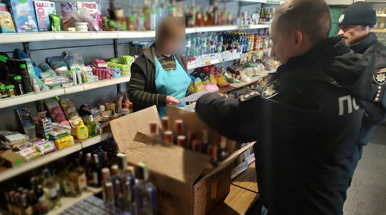 Під час перевірки торгових точок Шосткинщини виявили продаж алкоголю і тютюну без ліцензії
