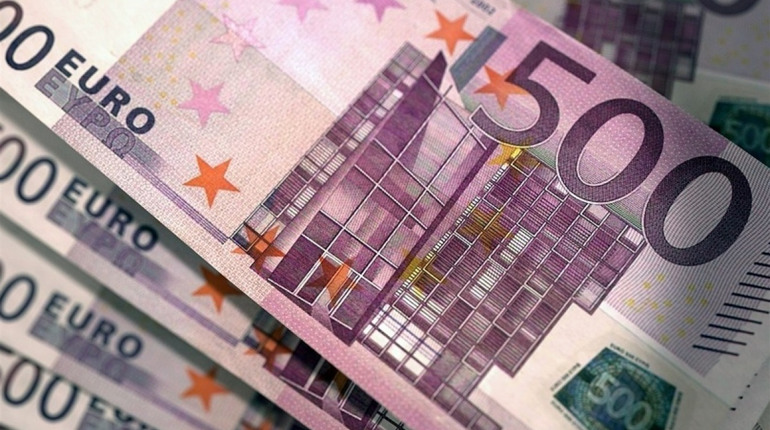 У Золотоноші невідомий розрахувався за мобільний телефон сувенірними євро