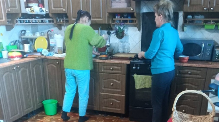 Южноукраїнські жінки продовжують годувати військових гарячими обідами. Їм допомагають усі охочі
