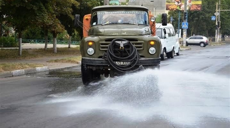 Магістральні вулиці Херсона щоранку прийматимуть душ — тримайте розклад поливу вулиць