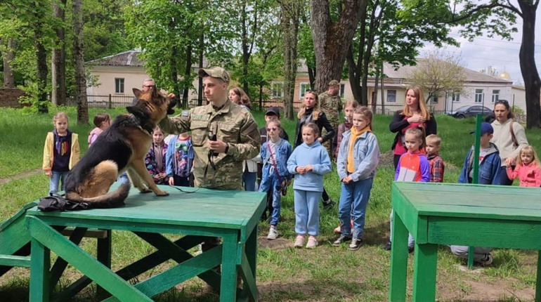 Глухівські кінологи підіймають настрій місцевій малечі. Як організувати такий захід