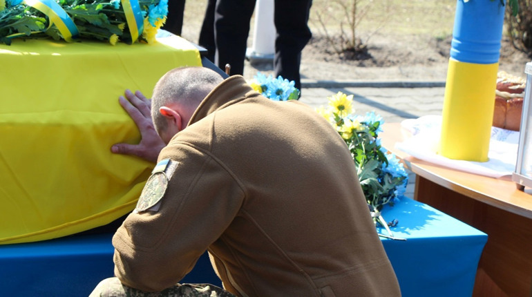 У листопаді поховала сина, тепер на щиті повернувся племінник: Нетішин віддав шану Анатолію Зеленяку
