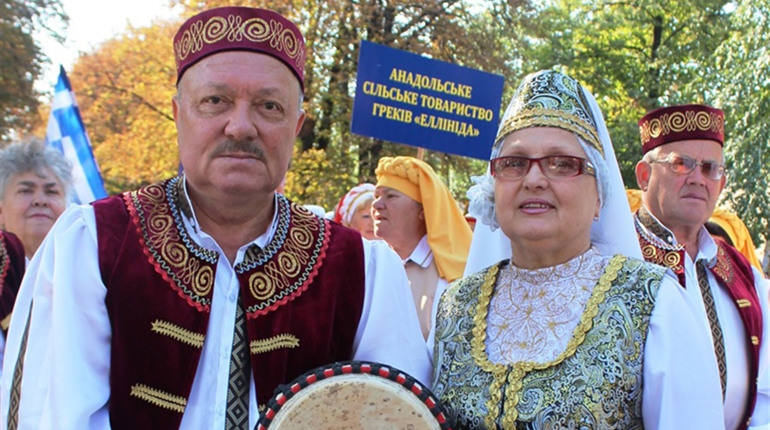 Вона декламує власні поезії, він вражає літературними перлами: про родину геологів з Волновахи