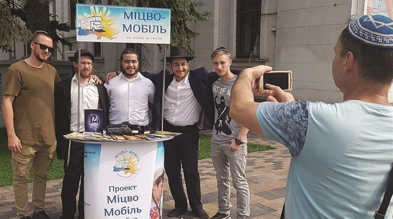В Мелитополь приедет Мицва-Танк: в еврейские дома привезут свет Торы и заповедей