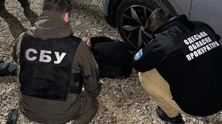 Побори за безперешкодне перевезення пасажирів Дністром у Маяках: судитимуть інспектора за корупцію