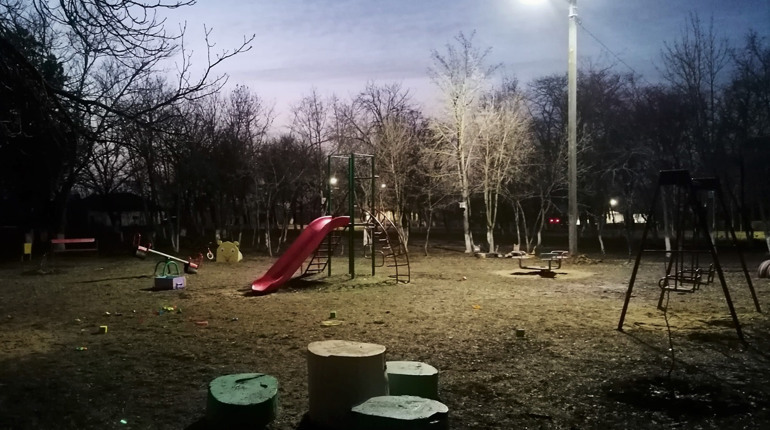 Не повірите, завдяки кому з'явилося світло на майданчику у Повстанському та біля храму у Майорах 