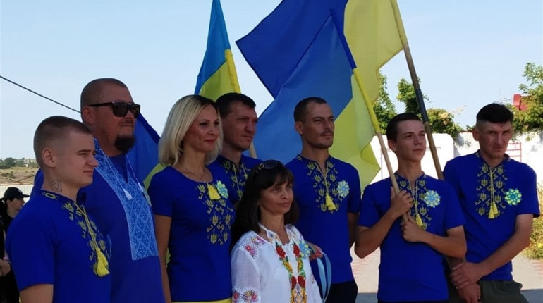 Синьо-жовтий прапор підняли, побажання на стрічках написали. Дивіться репортаж з Южноукраїнська.