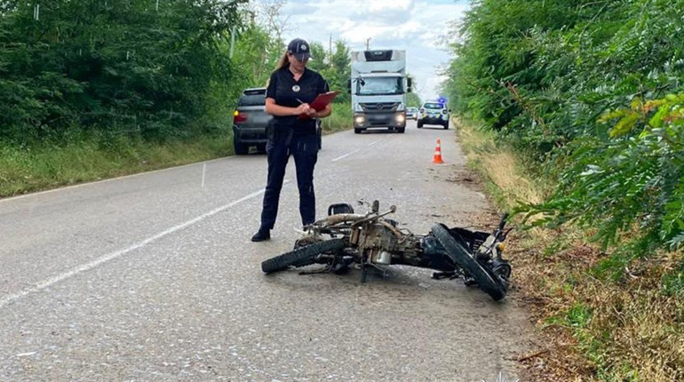 На Одещині в ДТП загинув 16-річний водій мопеда, його пасажирку госпіталізували