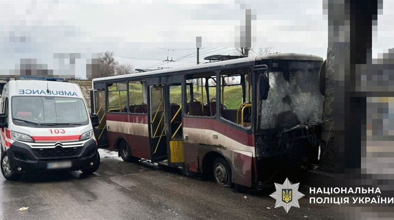 Окупанти вдарили по маршрутці в Херсоні: один загиблий, 5 поранених