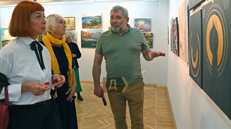 Новокаховчани проводять унікальну виставку картин в Одесі