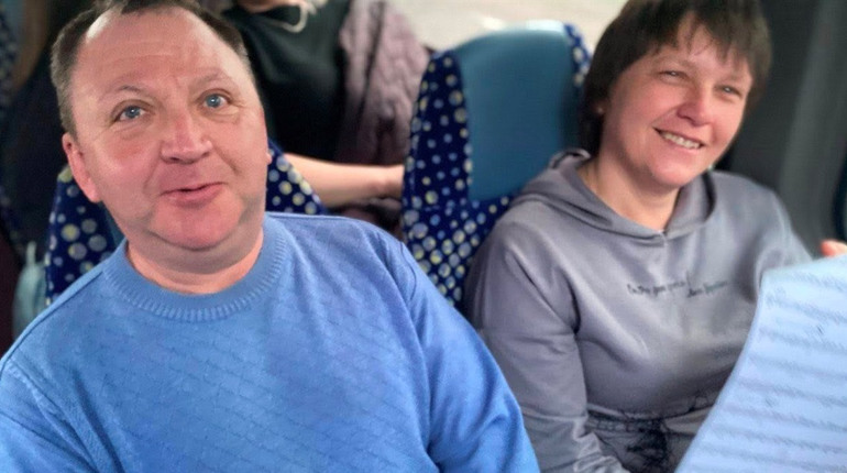 «Ми їхали до вас 11 годин»: у Звягелі місцеві та херсонські митці запалили благодійним концертом
