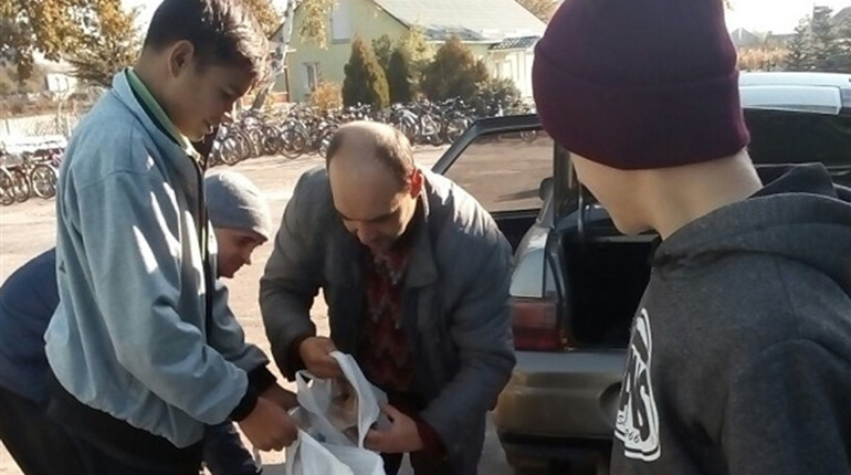 Павлівські школярі зібрали картоплю для українських військових