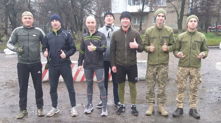 «Біжимо за будь-якої погоди!» Первомайську воїни бригади Пилипа Орлика взяли участь в забігу