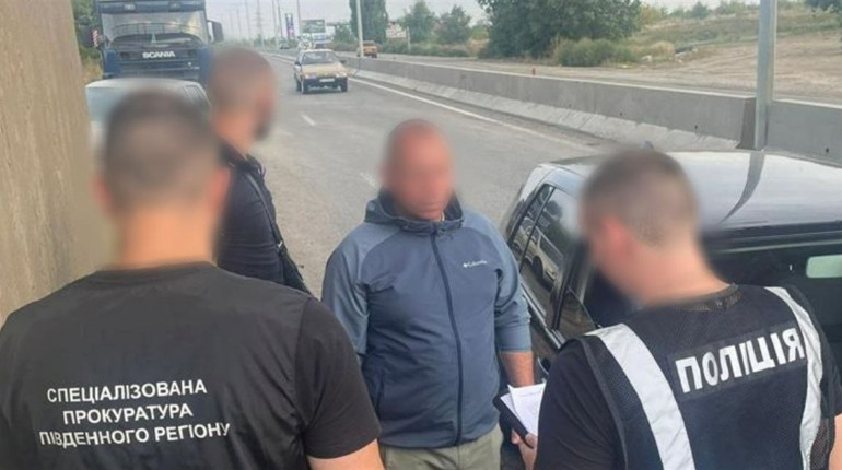Судитимуть херсонського військкома та його поплічників, які допомагали ухилянтам виїхати за кордон