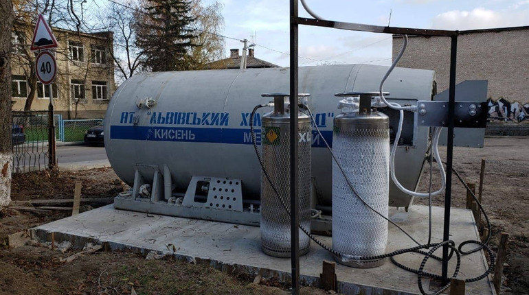 Поруч з інфекційним відділенням Чортківської райлікарні встановили ємкість з киснем  (+фото)