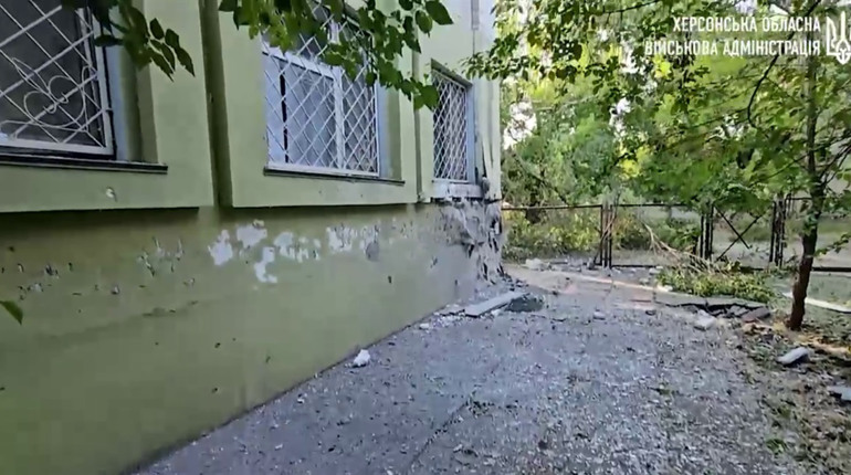 На Херсонщині через ворожі обстріли пошкоджені житлові будинки та навчальний заклад