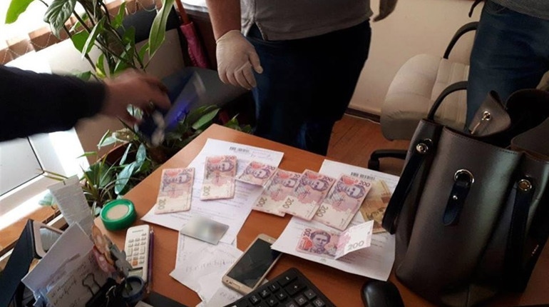 Співробітницю Роздільнянської податкової затримали на хабарі. Вона вимагала 500 гривень за довідку