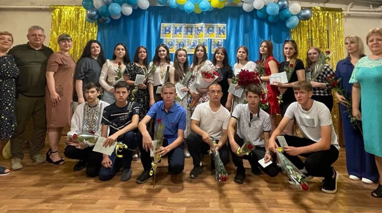 У Великобурлуцькій громаді привітали випускників і випускниць