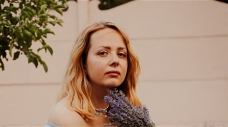 Залишилась в місті, аби розвивати його: як Оксана Разумовська та її "Торт і кава" працює у війну