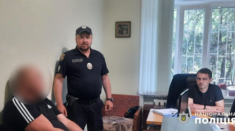 На Одещині син вночі двічі вдарив ножем свого літнього батька: він не знає, чому це зробив