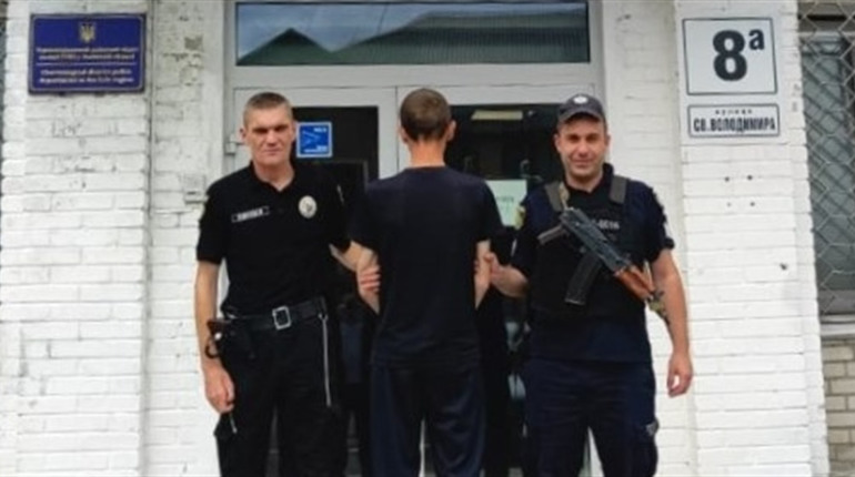 За крадіжку грошей 40-річному червоноградцю загрожує до восьми років позбавлення волі