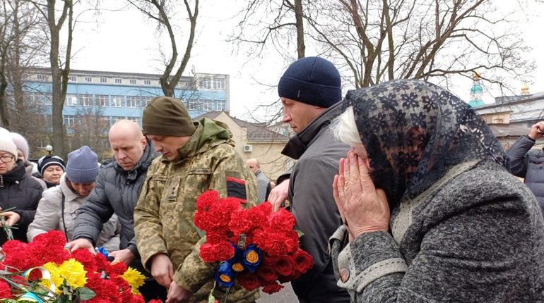 Через понад рік після загибелі в Глухові поховали військового Олександра Мозоля