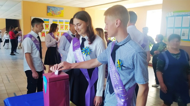 Замість квітів – підтримка армії: як пройшов останній дзвінок у Дмитрівці