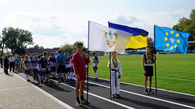 Перший дзвоник у Біляївській ДЮСШ не запізнився: хода, посвята, вручення відзнак. Фоторепортаж