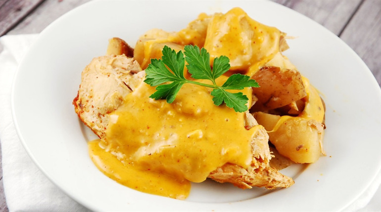 Рецепт дня: куряче філе у сирному соусі