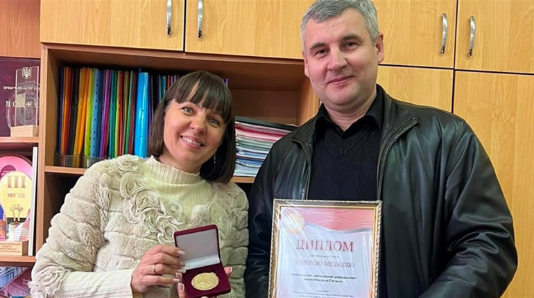 Золота медаль. Вітаємо авторів волонтерського проєкту - Олега Лісовця та Ганну Б'янку