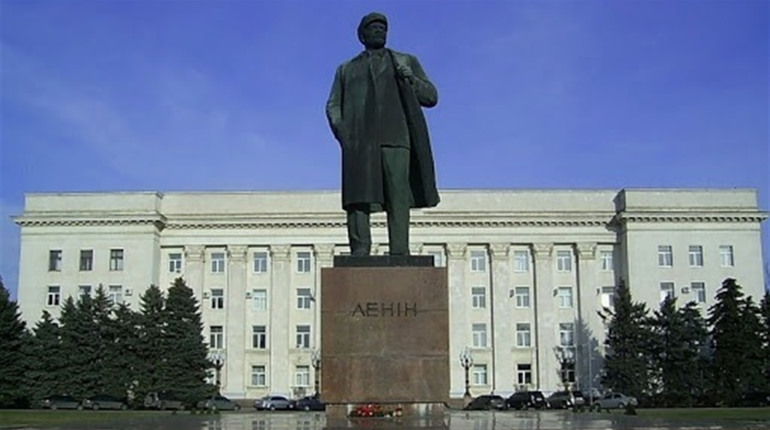 У цей день 7 років тому у Херсоні знесли пам'ятник Леніну. Згадуємо, як це було (відео)