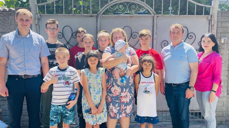 Представники влади відвідали з подарунками прийомну родину Кузнецових