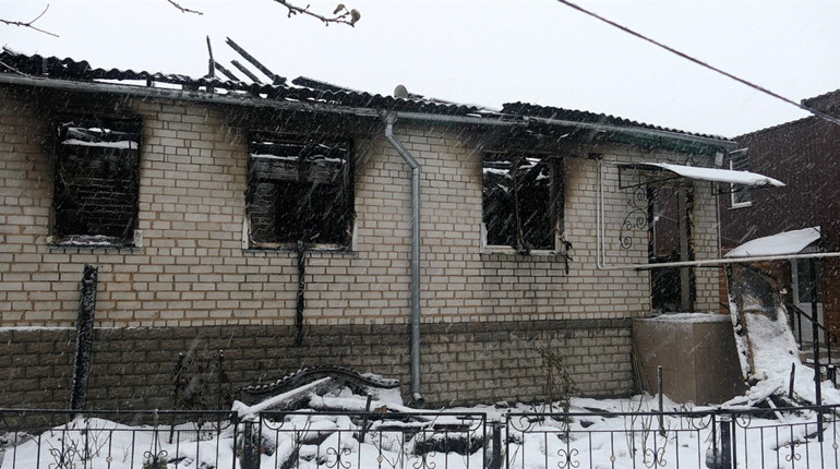 «Дивилися, а зробити нічого не могли». Як живуть глухівчани, будинок яких знищила пожежа (ВІДЕО)