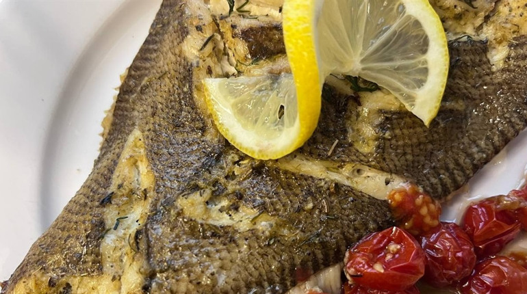 Запечена камбала з лимонною цедрою та травами: простий рецепт ніжної риби